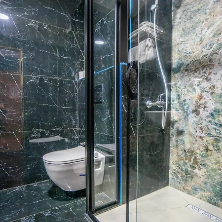 Royal Nest Hotel *